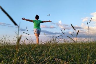 Garota agradecendo a natureza