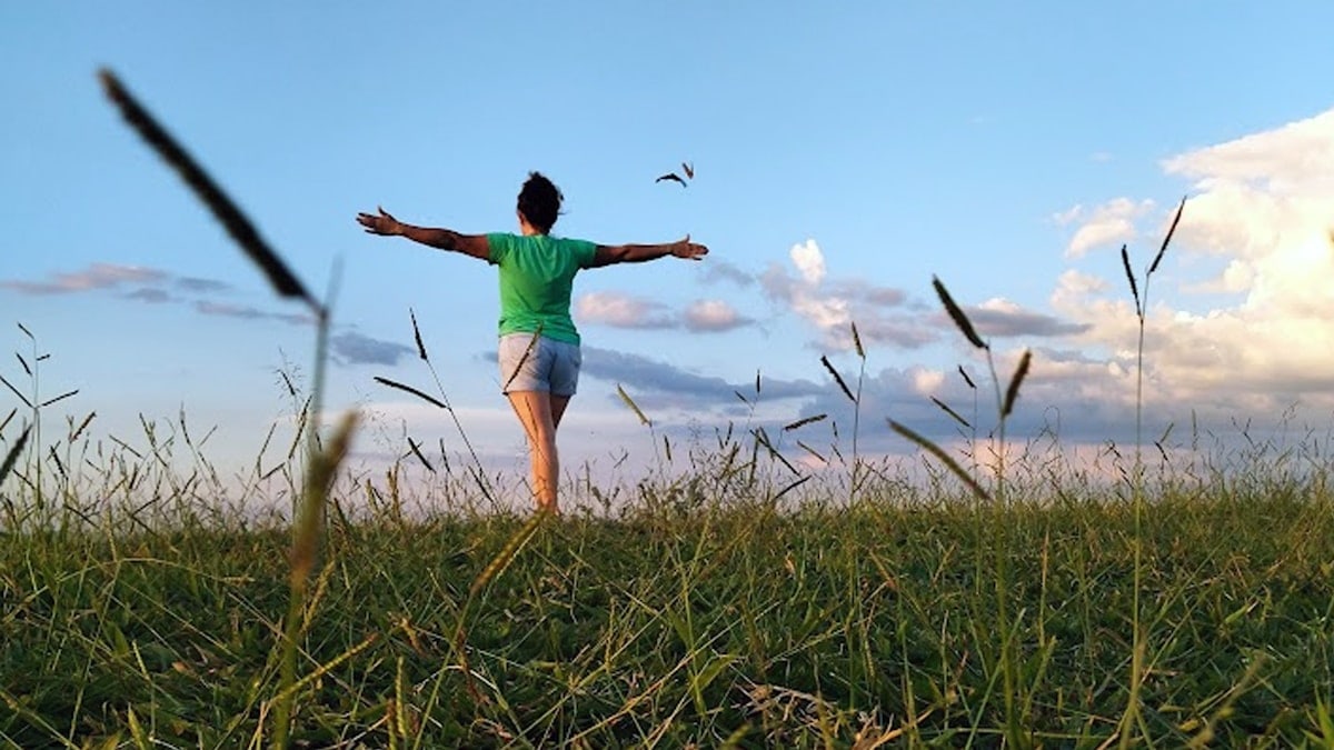 Garota agradecendo a natureza
